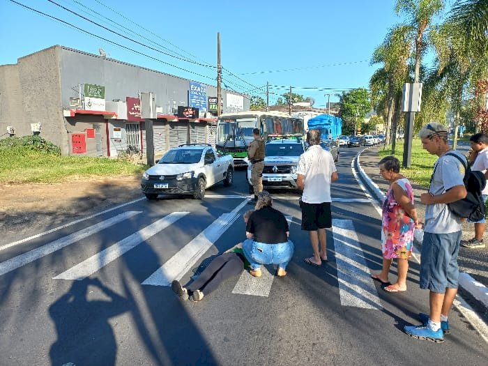 Mulher é atropelada por motocicleta sobre a faixa de pedestre