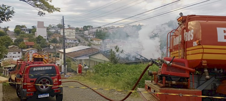 Casa pega fogo no bairro Operária Nova