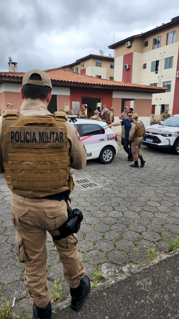 A Polícia Militar faz Operação de Ordem Pública no Residencial Carmel