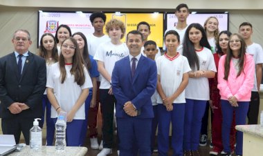 Veredores mirins tomam posse na Câmara Municipal de Criciúma