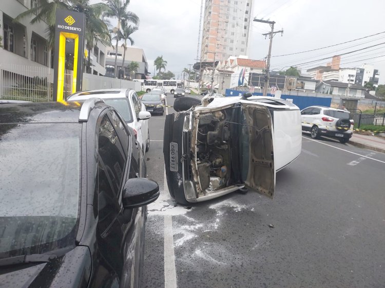 Acidente envolve três veículos no centro de Criciúma