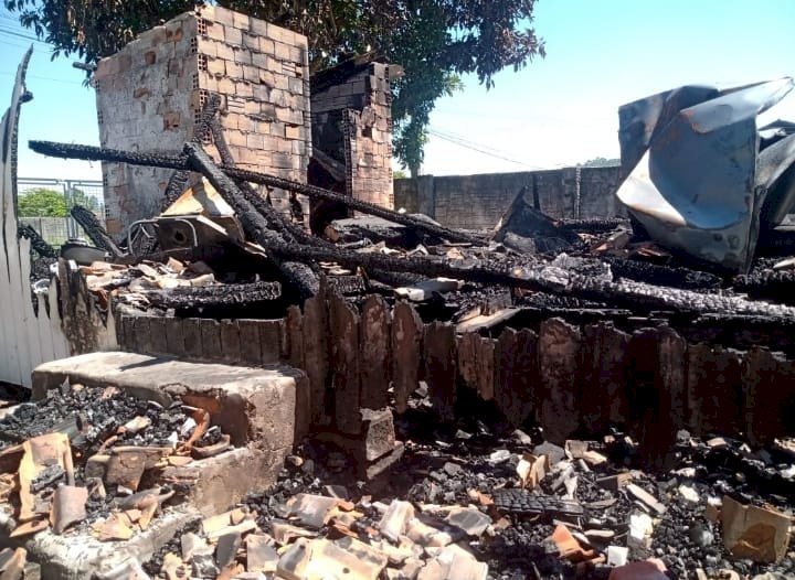 Morador que teve a casa destruída do bairro Santo André  por incêndio pede ajuda para recuperação