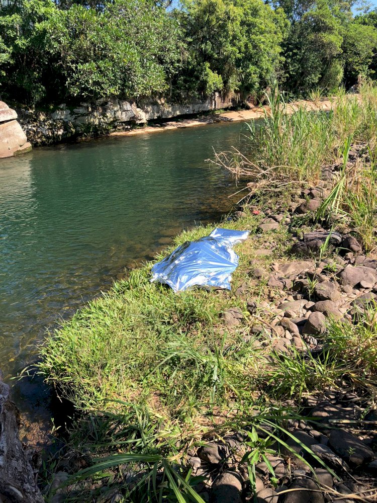 Homem de 39 cai no rio após escorregar e bater em uma pedra e acaba morrendo