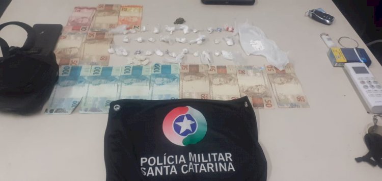 PM PRENDE CASAL POR TRÁFICO DE DROGAS NO PARAÍSO