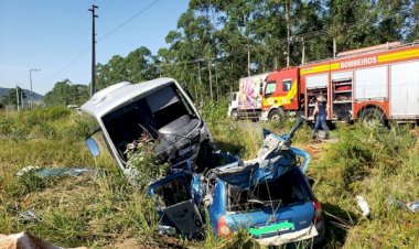 MOTORISTA MORRE APÓS BATER DE FRENTE EM UM MICRO ONIBUS
