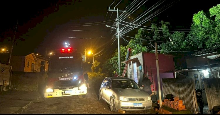 BOMBEIROS E DEFESA CIVIL CONTINUAM ATENDENDO A POPULAÇÃO ATINGIDA PELOS FORTES VENTOS E CHUVAS DESTE SÁBADO EM CRICIÚMA E REGIÃO