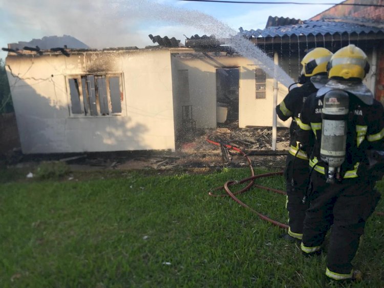 INCÊNDIO DESTRÓI CASA NO BAIRRO MINEIRA NOVA