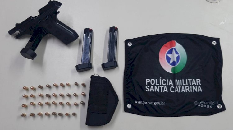 CÃO DA PM ENCONTRA PISTOLA DENTRO DE MOTOR DE VEÍCULO