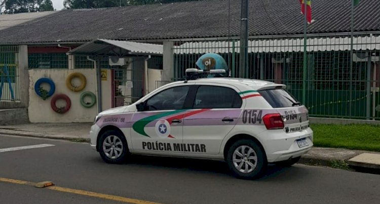 ESCOLAS DE CRICIÚMA RECEBEM MENSAGEM DE ATAQUE EM CARTEIRA DE ESCOLA E PORTA DE BANHEIRO