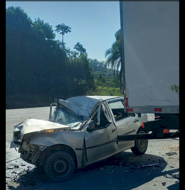 HOMEM MORRE APÓS COLIDIR EM CAMINHÃO