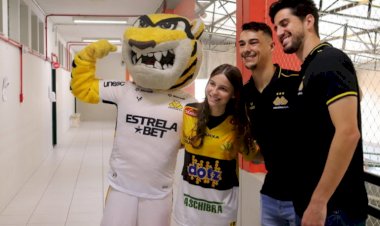 Jogadores e mascote do Criciúma E.C. fazem a festa com alunos do Colégio Unesc