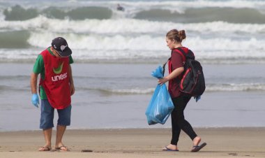 Preservação: Unesc promove limpeza da orla no Balneário Rincão