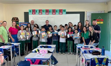 Estudantes da rede municipal de ensino recebem kits escolares em Forquilhinha