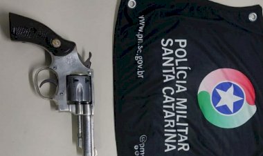 PM PRENDE MENOR COM REVOLVER  NA CINTURA ANDANDO DE BICICLETA