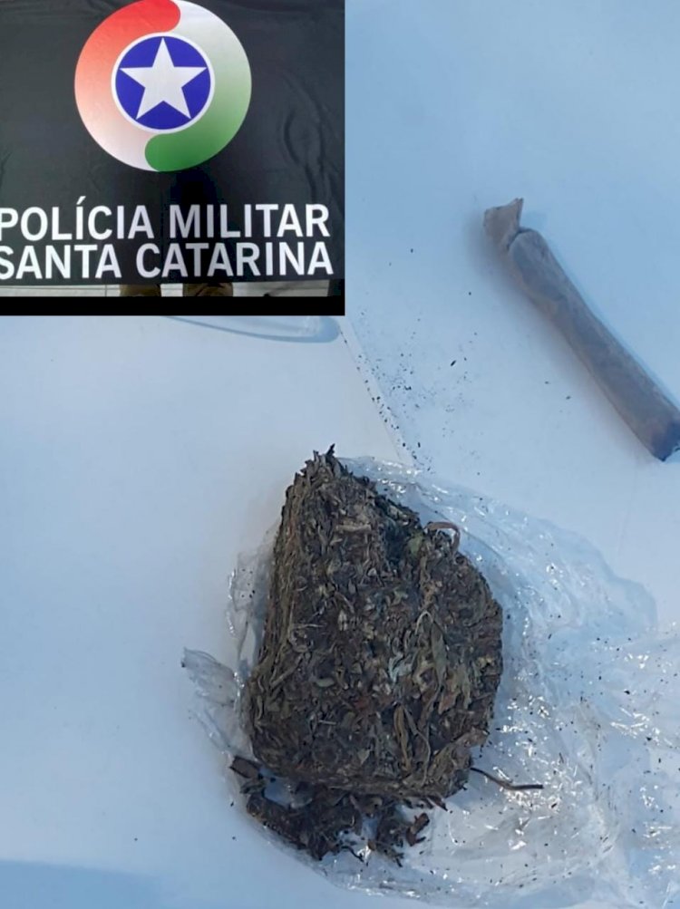 PM PRENDE DUPLA FUMANDO MACONHA EM PRAÇA DE CRICIÚMA