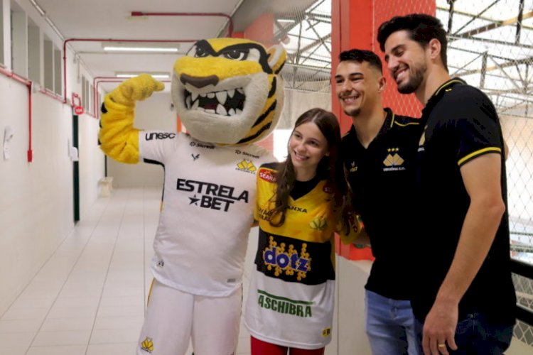 Jogadores e mascote do Criciúma E.C. fazem a festa com alunos do Colégio Unesc