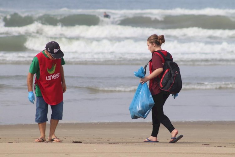 Preservação: Unesc promove limpeza da orla no Balneário Rincão