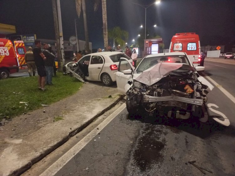 PM E BOMBEIROS ATENDEM ACIDENTE NA AVENIDA CENTENÁRIO ENVOLVENDO DOIS VEÍCULOS