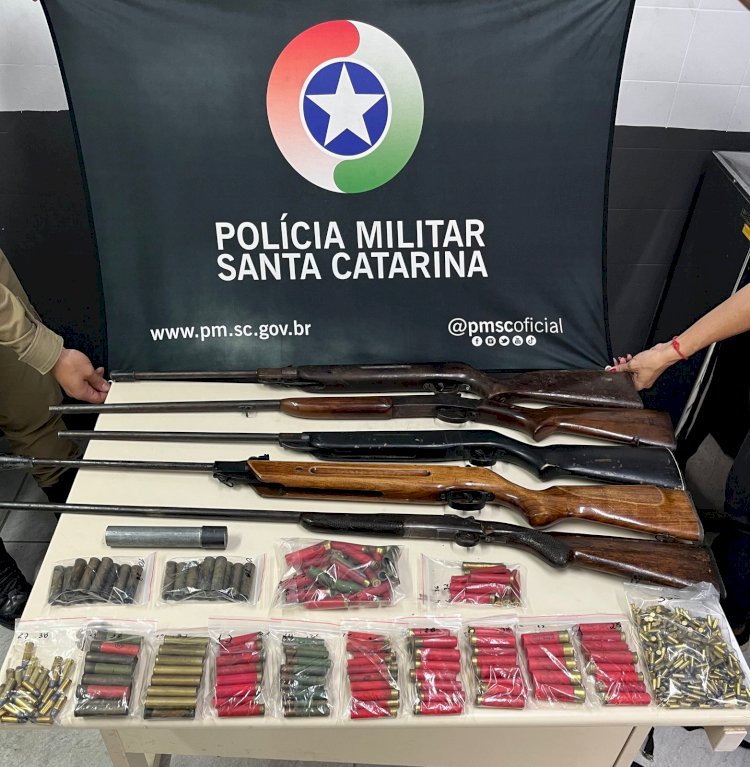 POLÍCIA MILITAR APREENDE VÁRIAS ARMAS E MUITA MUNIÇÃO