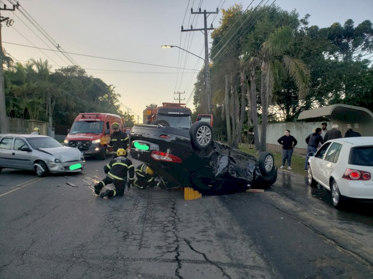 VEÍCULO CAPOTA APÓS SE ENVOLVER EM ACIDENTE NA AVENIDA LUIZ LAZARIN