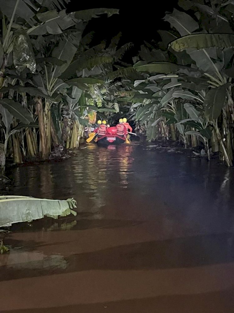 Bombeiros atuam por 18 horas em resgate de pessoas ilhadas na cidade de Praia Grande