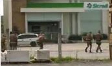 ASSALTANTE ROUBA CLIENTE NA PORTA  DO SICREDI NA QUARTA LINHA