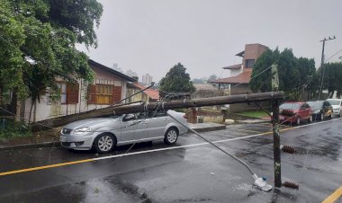 CAMINHÃO BAÚ ENGATA NA FIAÇÃO E PROVOCA ACIDENTE EM CRICIÚMA