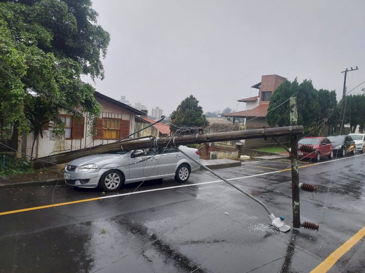 CAMINHÃO BAÚ ENGATA NA FIAÇÃO E PROVOCA ACIDENTE EM CRICIÚMA