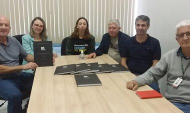 • Técnicos do Iparque fazem entrega da revisão do Plano de Saneamento Básico de Arroio do Silva