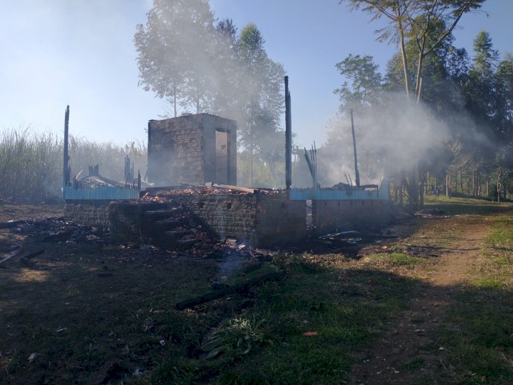 MULHER TENTA APAGAR INCÊNDIO DE SUA RESIDÊNCIA E ACABA SE QUEIMANDO