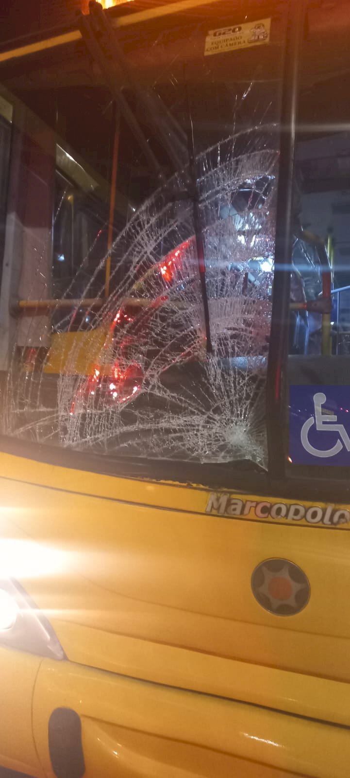 JOVEM ATRAVESSA AVENIDA CENTENÁRIO E É ATROPELADO POR ÔNIBUS