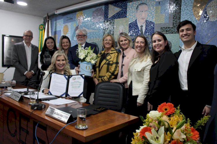 Reitora Luciane Ceretta recebe Diploma de Mérito Educacional do Conselho Estadual de Educação