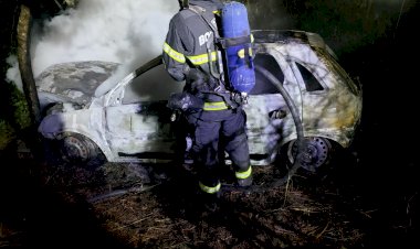 Homem coloca fogo em veículo e é socorrido pelos bombeiros