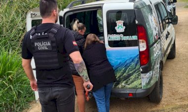 Cachorro acorrentado é encontrado pela Polícia e dona é autuada em flagrante