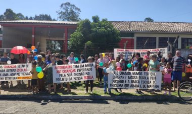 Moradores e alunos da Vila Esperança fazem manifestação pedindo a conclusão da escola
