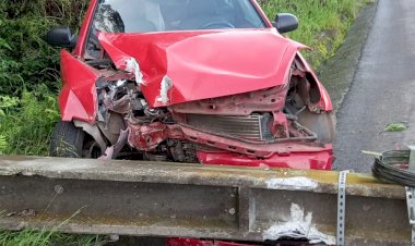 MULHER PERDE CONTROLE DO VEÍCULO E COLIDE EM POSTE