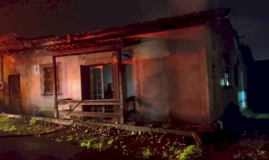 CASA ABANDONADA PEGA FOGO NA MINEIRA NOVA