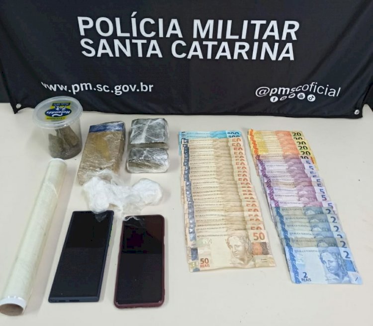 PM PRENDE CASAL COM MAIS DE 1KG DE DROGA