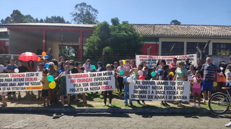 Moradores e alunos da Vila Esperança fazem manifestação pedindo a conclusão da escola