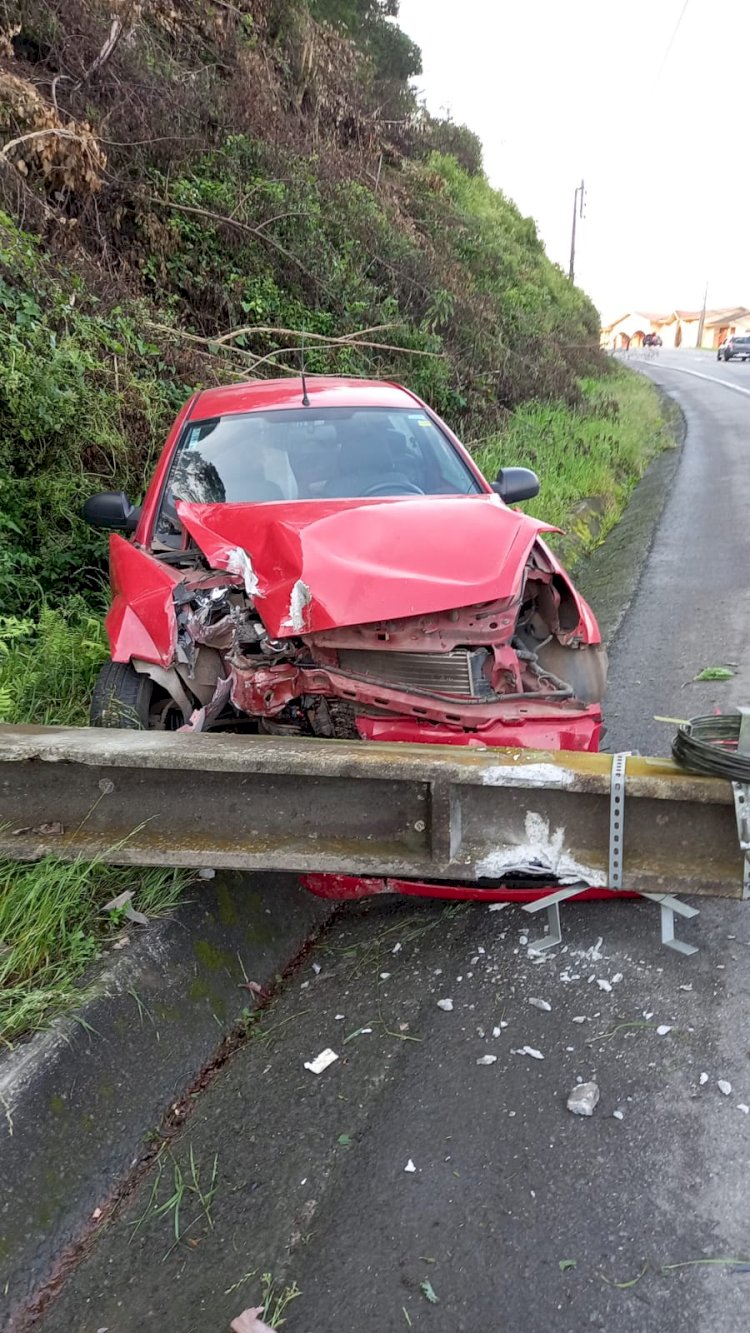 MULHER PERDE CONTROLE DO VEÍCULO E COLIDE EM POSTE