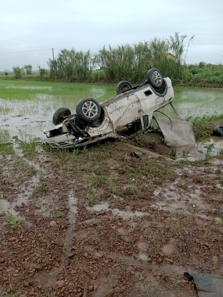 CARRO CAPOTA E CAI EM GRANJA DE ARROZ