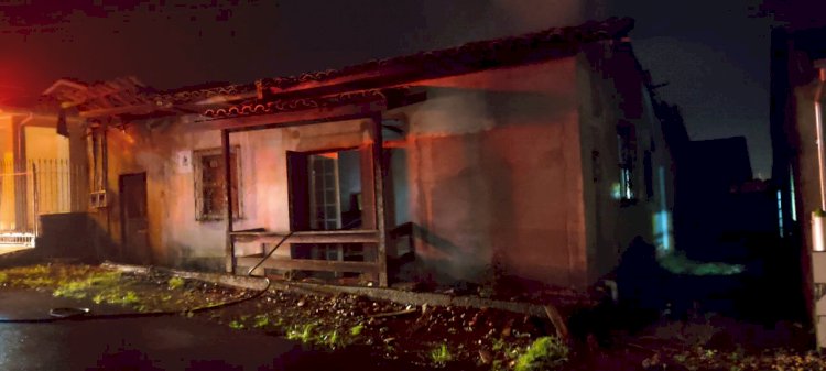 CASA ABANDONADA PEGA FOGO NA MINEIRA NOVA