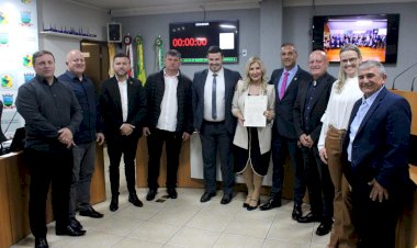 Por sua contribuição à educação, Luciane Ceretta é homenageada no Legislativo de Urussanga