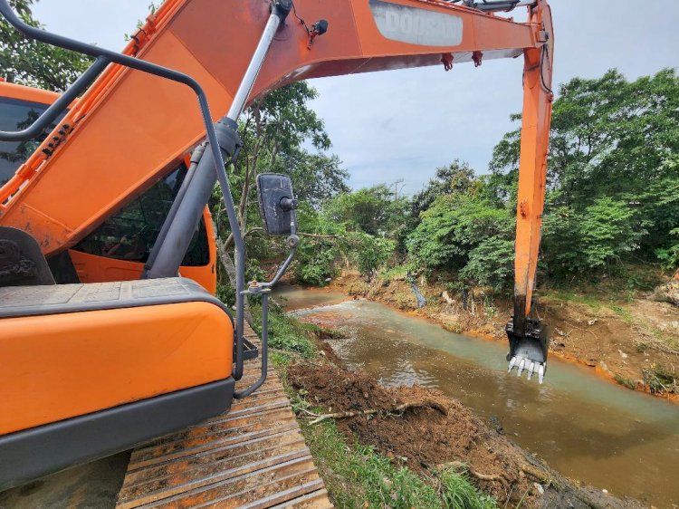 Prefeitura de Criciúma realiza desassoreamento do Rio Criciúma no bairro Paraíso