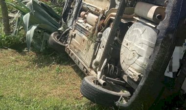 Carro capota com cinco mulheres dentro