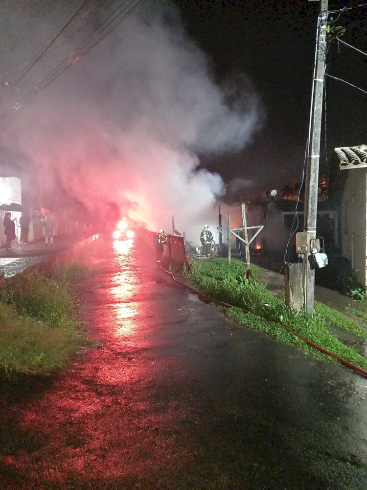 Homem é morto a facadas na Vila Manaus e casa do autor do homicídio  é incendiada