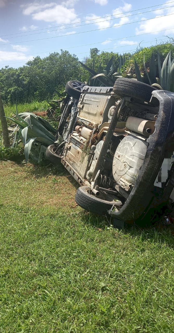 Carro capota com cinco mulheres dentro