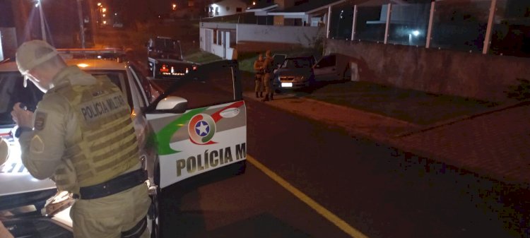 Ladrões de bar fogem da PM de carro mas, um acaba sendo preso