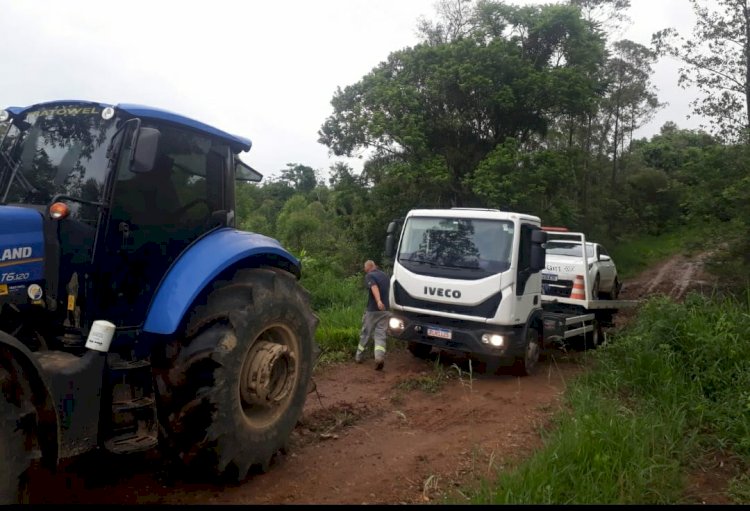 PM recupera veículo roubado em uma mata no bairro Mina União