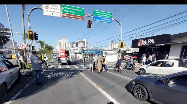 Ciclista colide em ônibus no centro de Criciúma